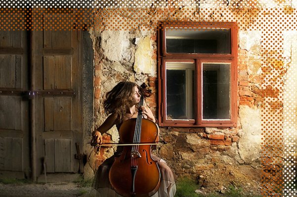 Mujer tocando el violonchelo